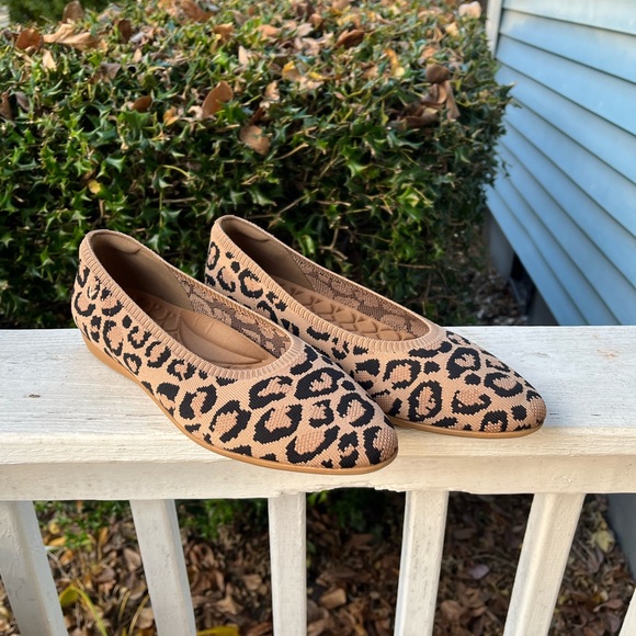 Vivaia Shoes - Vivaia Pointed Toe Ballet Flats Womans 9.5 Aria Leopard Print